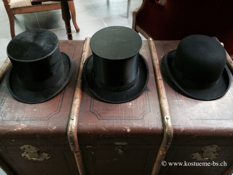 Drei typische Herrenhüte aus der Zeit des frühen 20. Jahrhunderts. 
