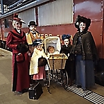 Familie mit Kindermädchen am Bahnhof SBB. Mit dem Extrazug nach Kandersteg