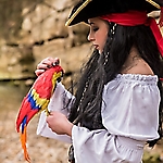 Piratin mit Papagei